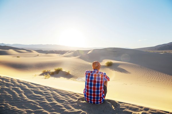 Comment choisir une moto adaptée à la conduite dans des zones arides et désertiques ?